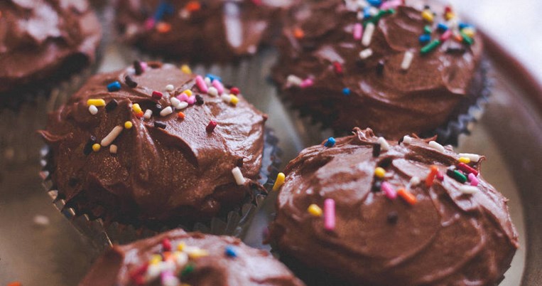 Το κέικ με 3 μόνο υλικά του Άκη Πετρετζίκη ξετρέλανε το ίντερνετ. Μία viral συνταγή