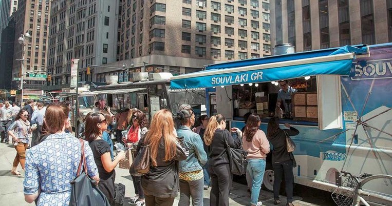Ουρές για greek souvlaki στο κοσμοπολίτικο Μανχάταν 