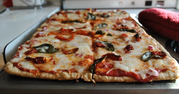 Πίτσα χωρίς ζύμη: Συνταγή για υγιεινή πίτσα χωρίς υδατάνθρακες. Θα κολλήσεις μαζί της