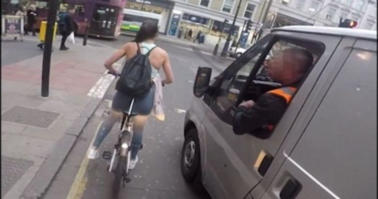 Ποδηλάτισσα παίρνει την εκδίκησή της από οδηγό βαν που την παρενόχλησε
