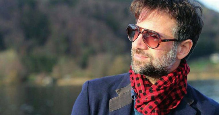 Ποια είναι η όμορφη σύντροφος του Κωστή Μαραβέγια; Ο τραγουδιστής δεν μιλάει για τη σχέση του