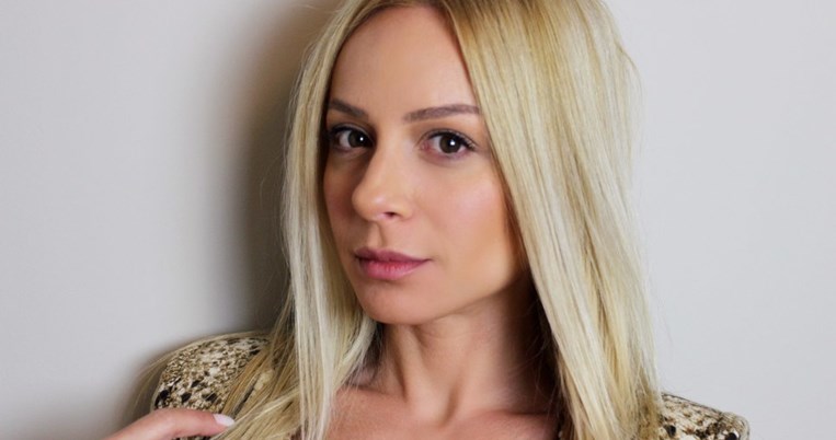 «Προϊόντα μακιγιάζ που αγοράζω ξανά και ξανά». Η Ελληνίδα vlogger ομορφιάς Gina έχει πάθει κόλλημα