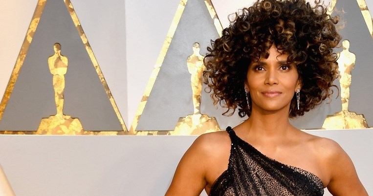 Πώς να πετύχεις το τέλειο afro look στα μαλλιά σου, όπως της Χάλι Μπέρι στα Όσκαρ
