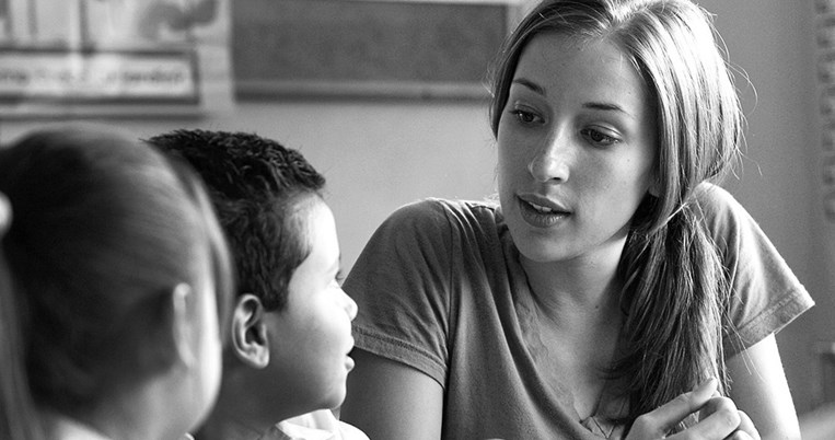 «Σε σένα που μου δίνεις 3 ευρώ την ώρα». Η επιστολή μιας φιλολόγου 