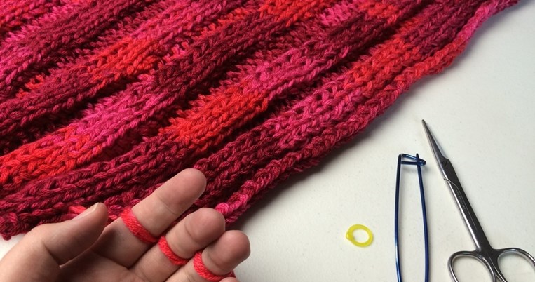 Mετά το πλέξιμο με τα χέρια, ήρθε το πλέξιμο μόνο με τα δάκτυλα. Ακόμα πιο λεπτοκαμωμένη τεχνική 