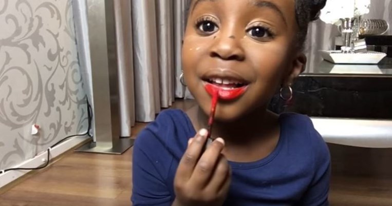 Μια 4χρονη παραδίδει μαθήματα make up στην κάμερα και το YouTube εκτινάσσεται 
