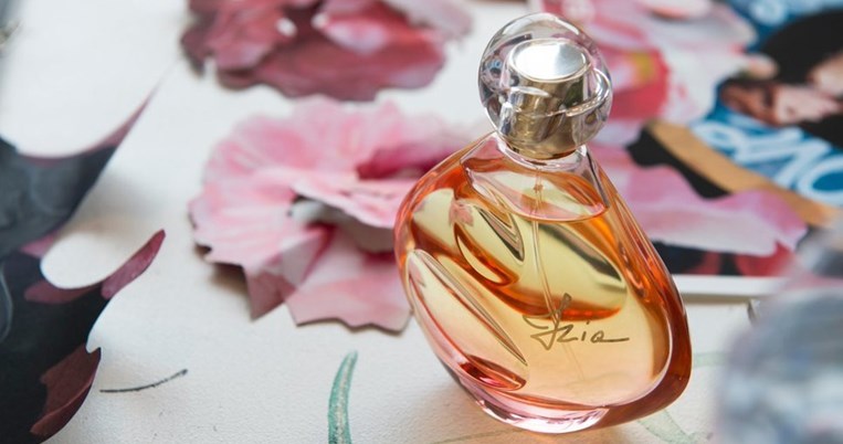 Αυτοί είναι οι λόγοι να αγαπήσεις το φρέσκο άρωμα Izia της Sisley, με βάση το τριαντάφυλλο