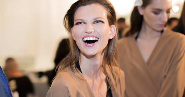 Yπάρχει ένα φρούτο που δρα σαν λευκαντικό δοντιών. Το γνώριζες;