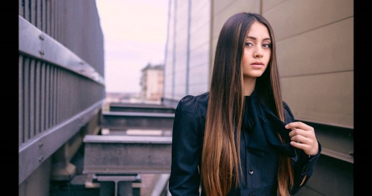 6 τρόποι που τα μαλλιά σου σε μεγαλώνουν. Μείνε μακριά τους