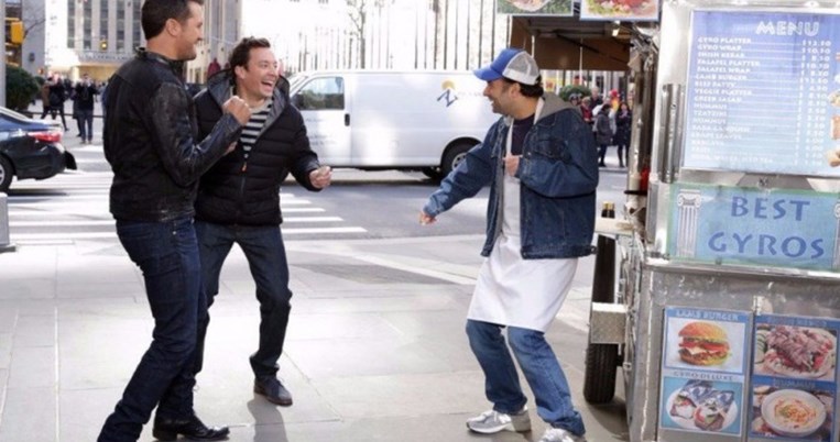 O Jimmy Fallon προσπαθεί να προφέρει σωστά την ελληνική λέξη «Γύρος». Θα τα καταφέρει τελικά;