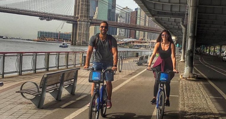 Ο Σάκης Τανιμανίδης μόλις υποδέχθηκε την Χριστίνα Μπόμπα στον Άγιο Δομίνικο