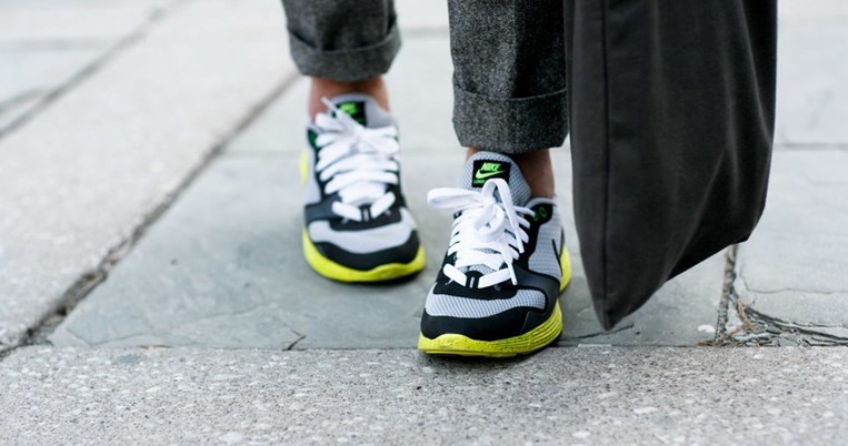 Φέτος την άνοιξη όλα τα μοδάτα κορίτσια θα δένουν έτσι τα κορδόνια των sneakers