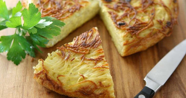 Μακαρονάδα-ομελέτα της Ελένης Ψυχούλη. Δύο λατρείες σε ένα πιάτο