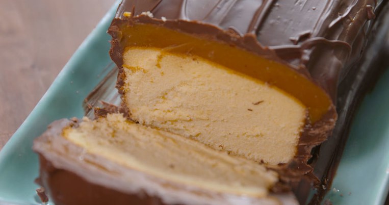 Λαχταριστό και εύκολο κέικ με επικάλυψη καραμέλα και σοκολάτα σαν τεράστιο Twix