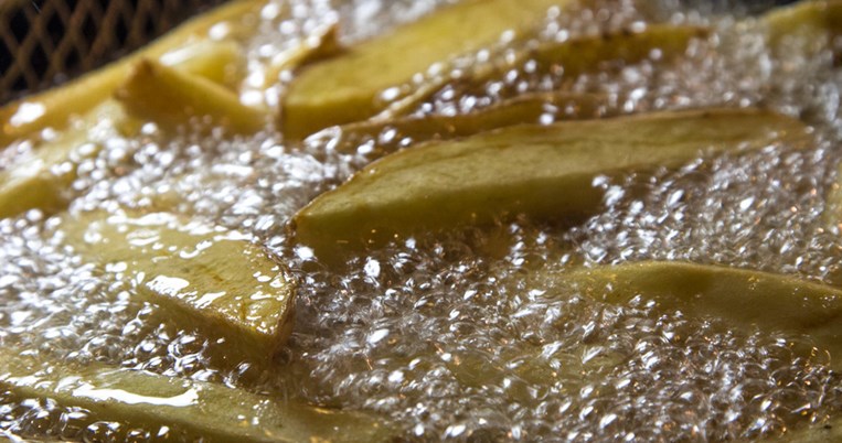 Το εύκολο κόλπο για να μην «πετάγεται» το λάδι στο τηγάνι