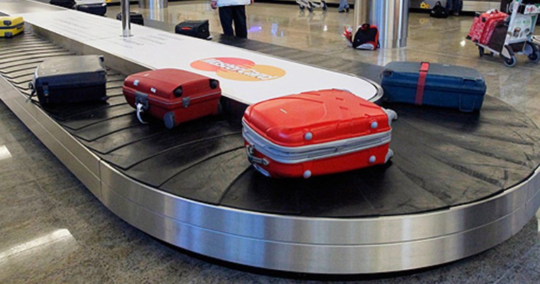 Υπάλληλοι αεροπορικής πετούν αποσκευές σαν να είναι σκουπίδια. Δείτε το βίντεο