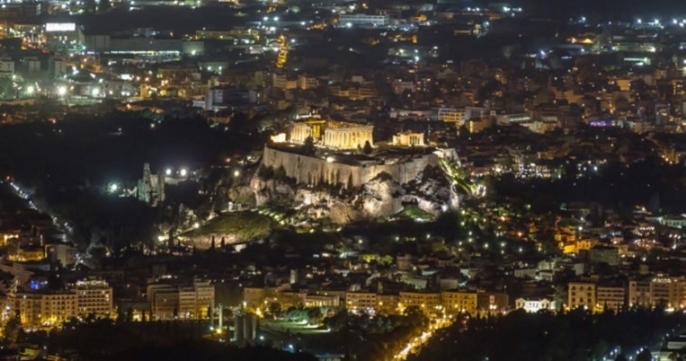 Ένα βίντεο της νυχτερινής Αθήνας από ψηλά που βλέπεις ξανά και ξανά