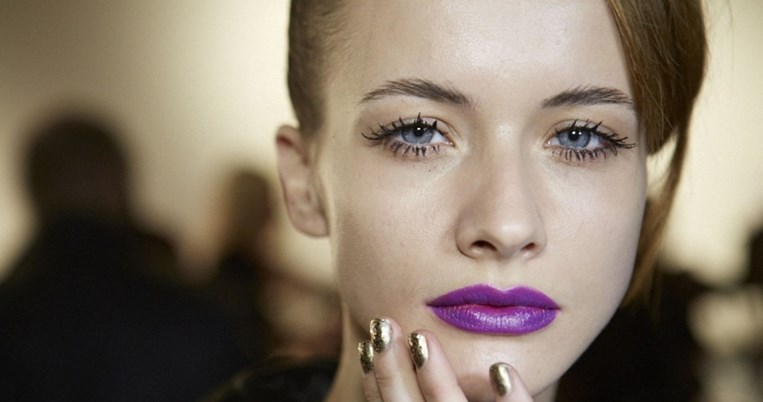 Τόσο καιρό βάζεις λάθος τη μάσκαρα. Το «σχολείο» της Vogue σου μαθαίνει πώς να το κάνεις σωστά 