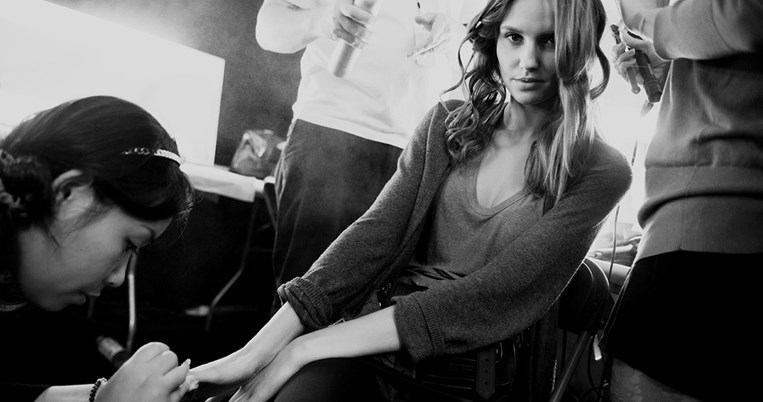 8 τεμπέλικα μυστικά ομορφιάς που θα σας κάνουν να κερδίσετε τον χρόνο 