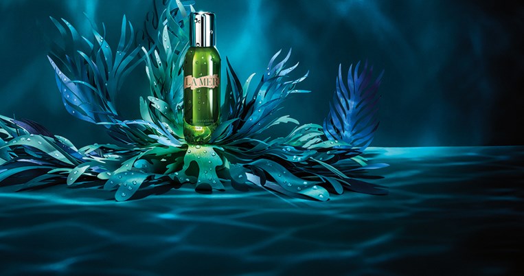 Μία σταγόνα από το Revitalizing Hydrating Serum της La Mer αρκεί για συνεχή ενυδάτωση