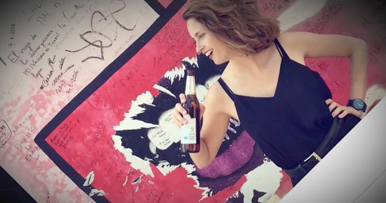 H γυναίκα που έγινε διάσημη απλά και μόνο πίνοντας 