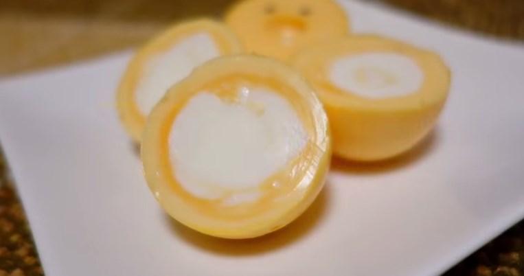 Πως θα φτιάξετε τα πιο περίεργα βραστά αυγά με τον κρόκο απ' έξω και το ασπράδι από μέσα 