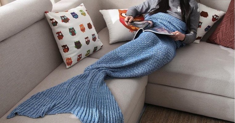 Δες πώς θα φτιάξεις την πανεύκολη κουβέρτα-γοργόνα, ιδανική για τα δροσερά βράδια της άνοιξης  