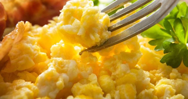 To απόλυτο μυστικό για τα πιο τέλεια scrambled eggs, σύμφωνα με τον Άντονι Μπουρντέν