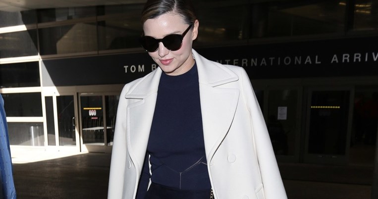 Η Miranda Kerr μόλις φόρεσε το πιο άβολο παπούτσι για να πάει στο αερόδρομιο
