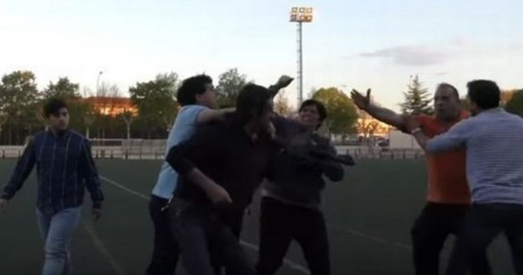 Απίστευτο ξύλο μεταξύ γονέων σε παιδικό αγώνα. Το viral βίντεο του ξυλοδαρμού