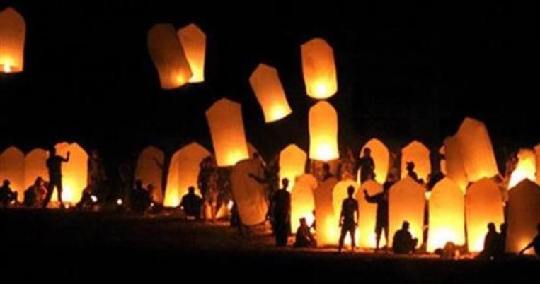 Λεωνίδιο: Το φαντασμαγορικό έθιμο της Ανάστασης, τα 600 φωτισμένα αερόστατα στο νυχτερινό ουρανό