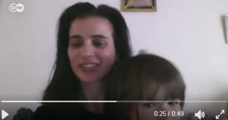 3χρονη κόρη Ελληνίδας δημοσιογράφου κάνει ντου την ώρα που η μαμά της μιλούσε στη Deutsche Welle 