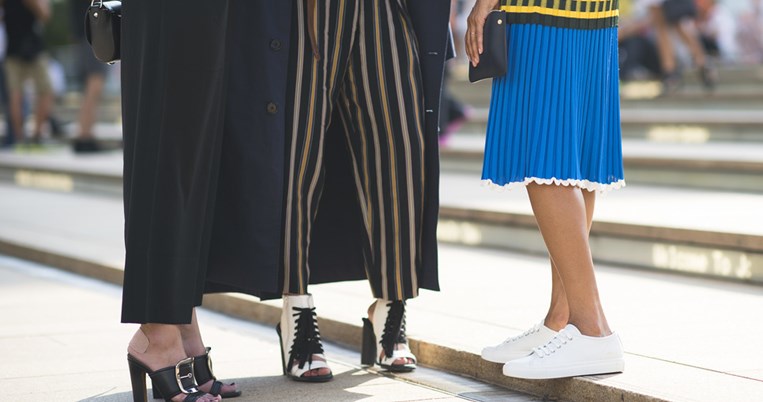 Αυτός είναι ο πιο στιλάτος τρόπος να φορέσεις τα αθλητικά σου μετά τα 40