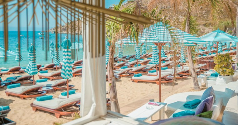 Ο Έλληνας σχεδιαστής πίσω από τις νέες, οβάλ ξαπλώστρες του Νammos στη Μύκονο, 2.800€ η μία