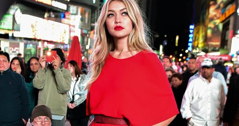 H Gigi Hadid βγήκε στον δρόμο με το μόνο ρούχο που δεν μπορείς να φορέσεις στον δρόμο