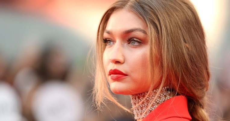 «Αυτά είναι τα 5 προϊόντα ομορφιάς που αγαπώ». Η Gigi Hadid αποκαλύπτει τα μυστικά της