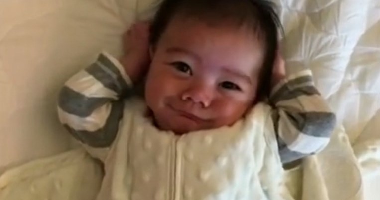 Η κίνηση που κάνει αυτό το μωρό και μοιάζει σαν κουρδισμένο θα σε κάνει να γελάσεις δυνατά