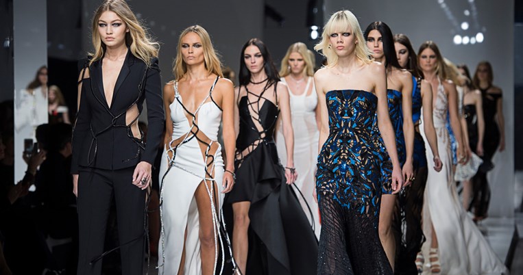 Ο οίκος Versace ανοίγει την Εβδομάδα Υψηλής Ραπτικής στο Παρίσι 