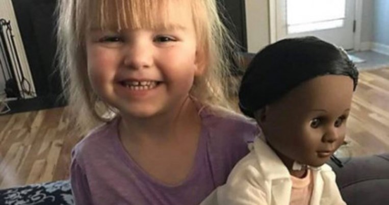 Η ταμίας είπε στο 2χρονο κοριτσάκι ότι η κούκλα δεν της μοιάζει. Η απάντησή της ήταν αποστομωτική 