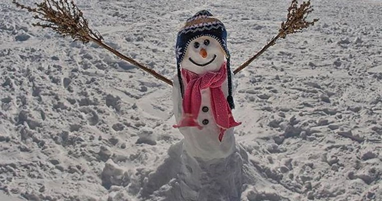 Η χτεσινή φωτογραφία από τον χιονισμένο Χελμό και «Ο Χιονάνθρωπος που δεν Ήθελε να Λιώσει»