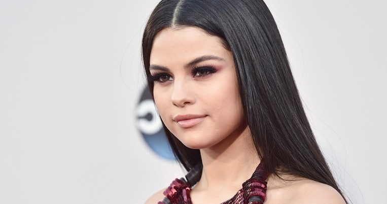 H Selena Gomez φόρεσε ένα ασυνήθιστο χρώμα σε γάμο και μας έδωσε ιδέες 