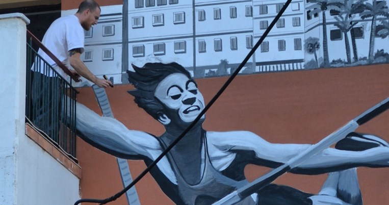 Ο Αντώνης Χαμπάς δε φοβάται τα ύψη: «Αυτοί που ζωγραφίζουν κτίρια είναι extreme artists»