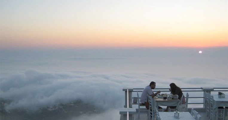 Σε αυτό το εστιατόριο στην Ελλάδα μπορείς να φας κυριολεκτικά μέσα στα σύννεφα  
