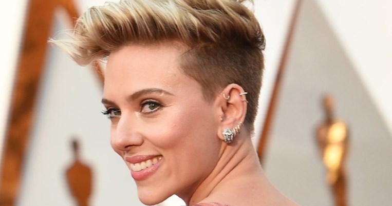 Η απίστευτη αντίδραση της Σκάρλετ Γιόχανσον όταν βλέπει μπροστά της την απόλυτη σωσία της