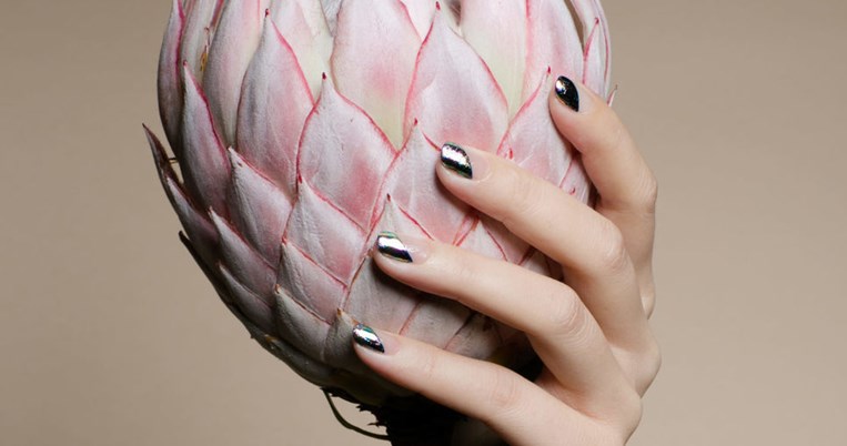 Οι Skingurus σου λένε ότι υπάρχει τρόπος να σβήσεις τα σημάδια του χρόνου από τα χέρια σου