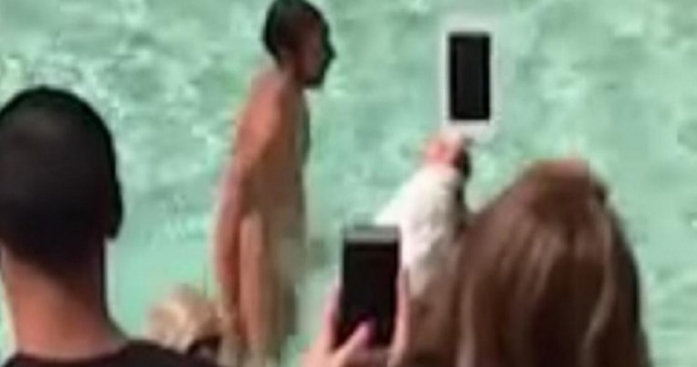 Ο άντρας που κολύμπησε γυμνός στη Φοντάνα ντι Τρέβι στη Ρώμη. Το βίντεο που έγινε viral 