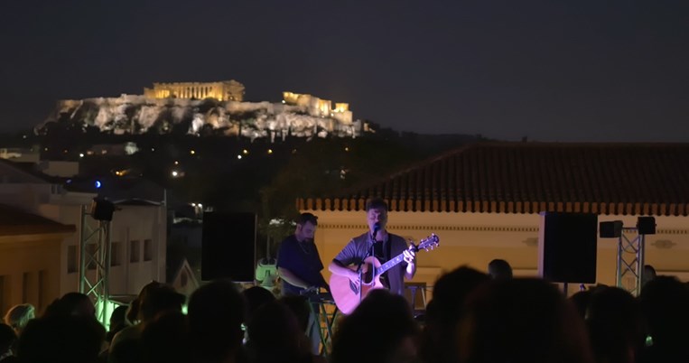 Γιατί όλοι αυτό το καλοκαίρι θέλουν να πάνε στην ταράτσα του Φοίβου Δεληβοριά; 