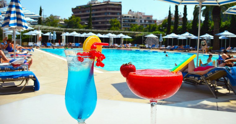 Τα έμαθες τα νέα; Η πισίνα του Hilton άνοιξε ξανά. Ραντεβού στη σκιά, στα δεξιά