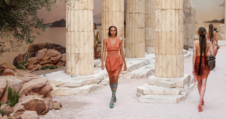 Η συλλογή Cruise 2018 της Chanel μετέφερε την αρχαία Ελλάδα στο Παρίσι για μερικές ώρες
