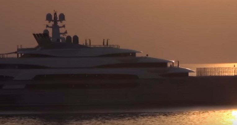 Στα νερά της Μυκόνου πλατσούρισε η 10η μεγαλύτερη, επταώροφη θαλαμηγός στον κόσμο